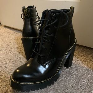 Dr. Martens (Black) 🖤 heeled combat boots